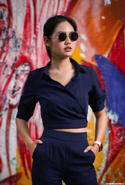  ژست عکاسی دخترانه ایستاده