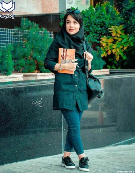  ژست عکاسی دخترانه ایستاده