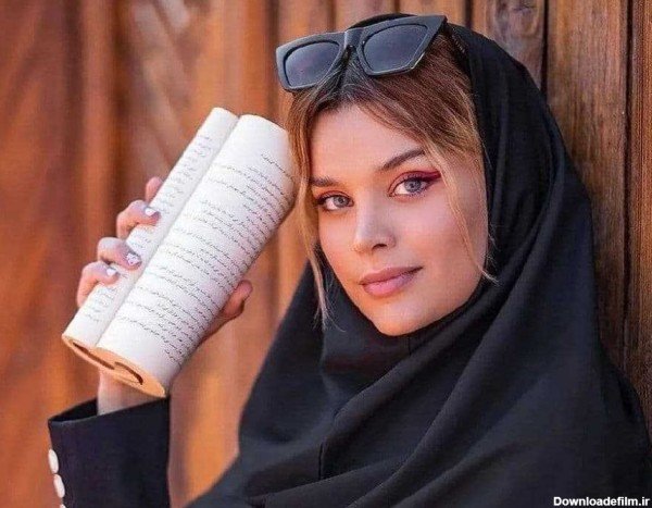  ژست عکاسی دخترانه ایستاده