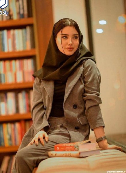  ژست عکاسی دخترانه ایستاده