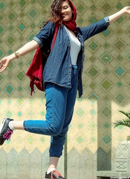  ژست عکاسی دخترانه ایستاده