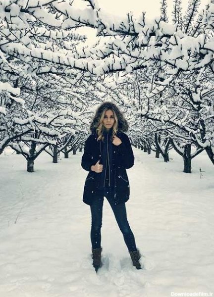  ژست عکاسی دخترانه ایستاده