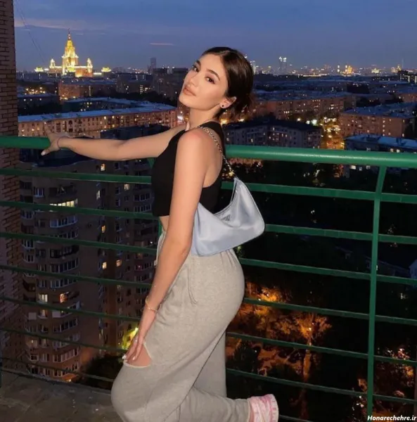  ژست عکس ایستاده در طبیعت