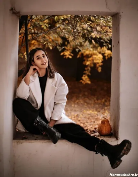  ژست عکس ایستاده در طبیعت