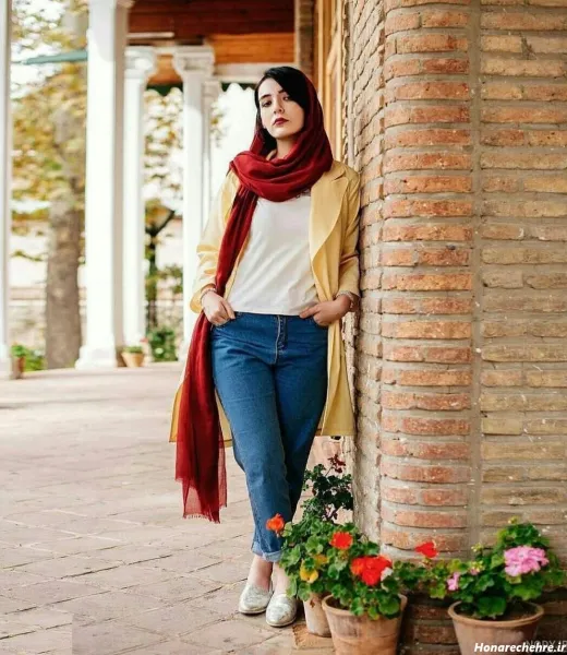  ژست عکس ایستاده در طبیعت