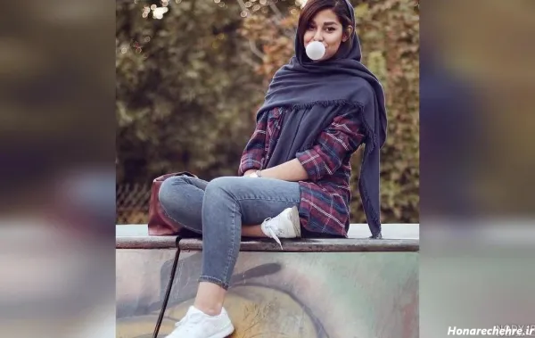  ژست عکس ایستاده در طبیعت