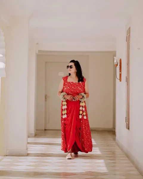 ژست عکاسی دخترانه ایستاده در خانه