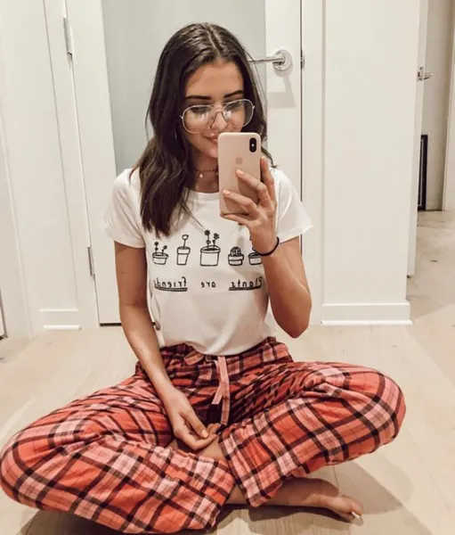  ژست عکاسی دخترانه ایستاده در خانه