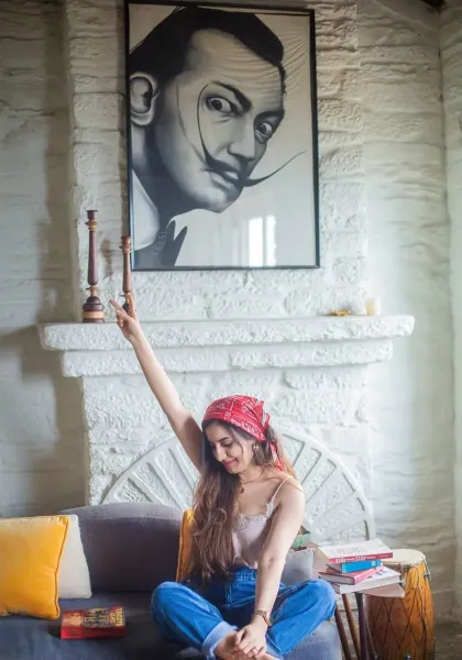  ژست عکاسی دخترانه ایستاده در خانه