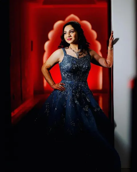  ژست عکاسی دخترانه ایستاده در خانه