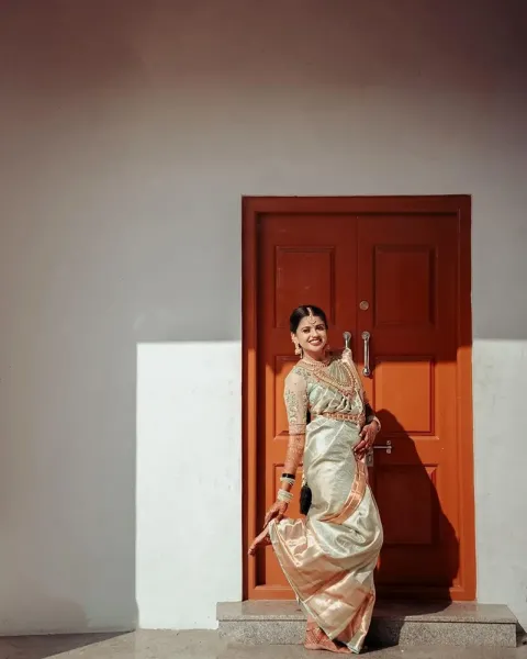  ژست عکاسی دخترانه ایستاده در خانه