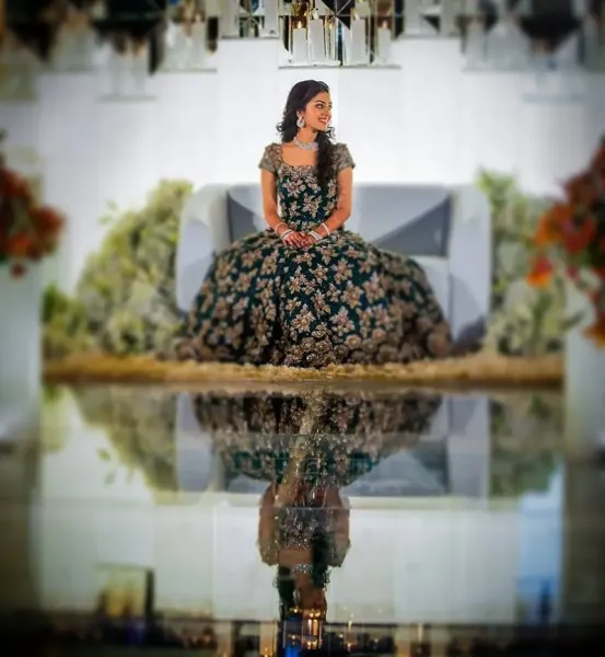  ژست عکاسی دخترانه ایستاده در خانه