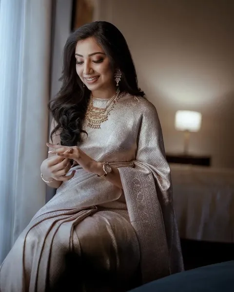  ژست عکاسی دخترانه ایستاده در خانه