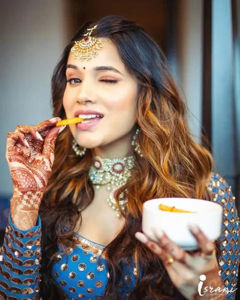  ژست عکاسی دخترانه ایستاده در خانه