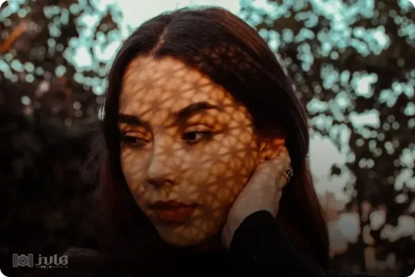  ژست عکاسی دخترانه در خانه