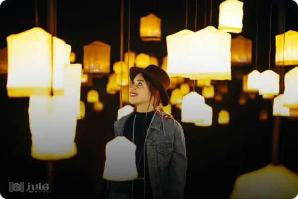  ژست عکاسی دخترانه در خانه