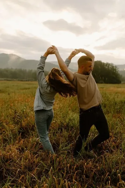 ژست عکاسی در طبیعت دخترانه