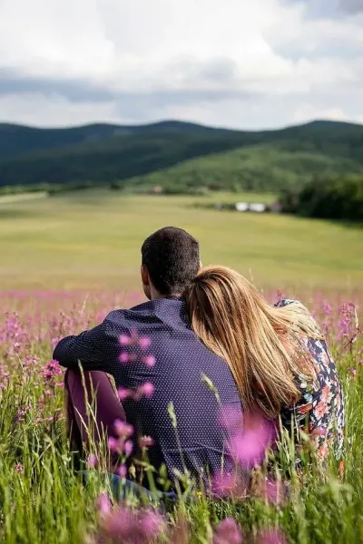 ژست عکاسی در طبیعت دخترانه