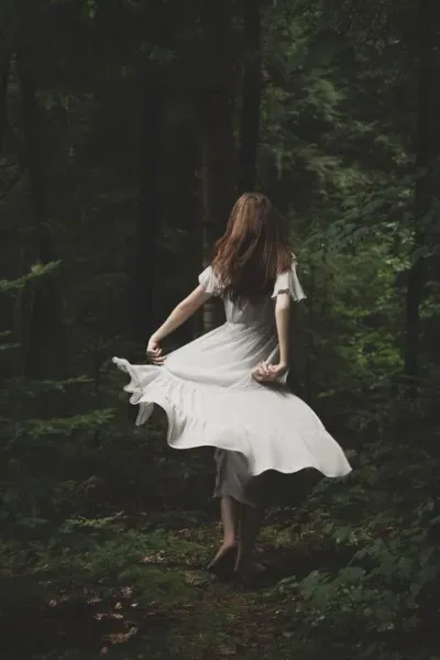 ژست عکاسی در طبیعت دخترانه