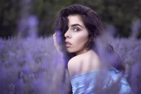  ژست عکاسی در جنگل دخترانه