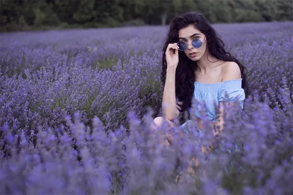  ژست عکاسی در جنگل دخترانه