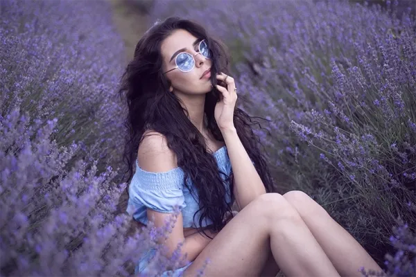  ژست عکاسی در جنگل دخترانه