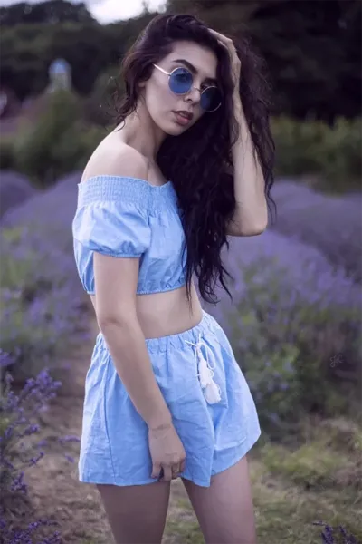  ژست عکاسی در جنگل دخترانه