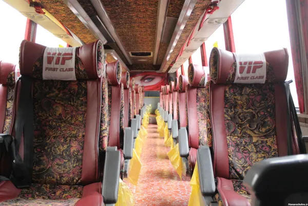 عکس داخل اتوبوس با مسافر