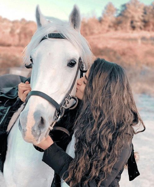  عکس دختر با اسب سفید برای پروفایل
