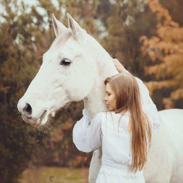  عکس دختر با اسب سفید برای پروفایل