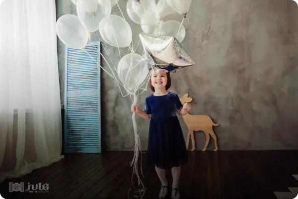  ژست عکس کودک در منزل