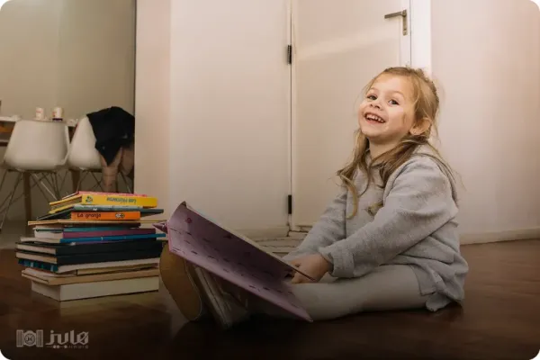  ژست عکس کودک در منزل