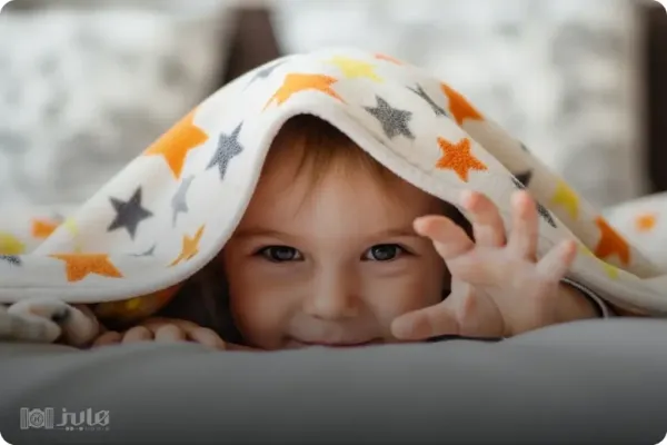  ژست عکس کودک در منزل