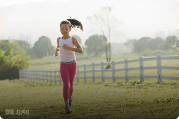 ژست عکس دختر بچه در طبیعت