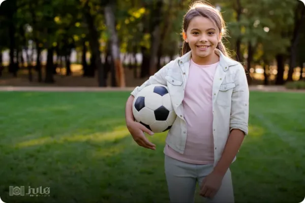  ژست عکس دختر بچه در طبیعت