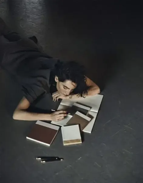  عکس دختر تنها در حال نوشتن