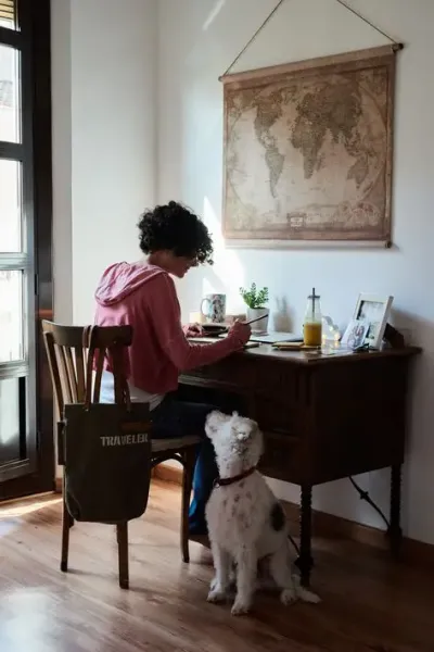  عکس دختر تنها در حال نوشتن