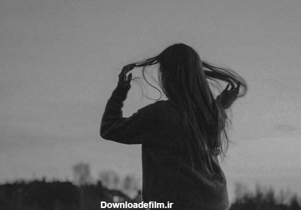 پروفایل دخترونه سیاه سفید با گوشی