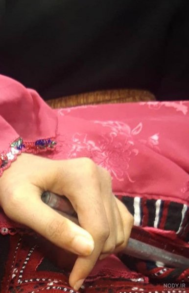  عکس دست دختر بلوچ با گوشی