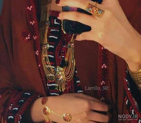  عکس دست دختر بلوچ با گوشی