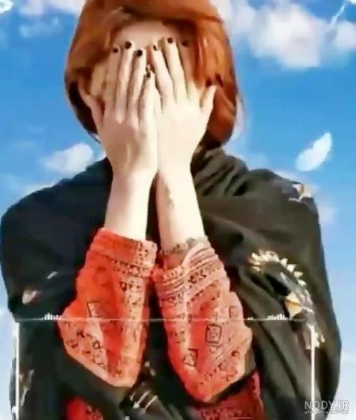  عکس دست دختر بلوچ با گوشی