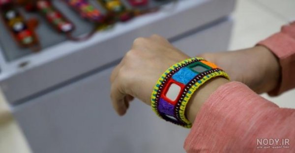  عکس دست دختر بلوچ با گوشی