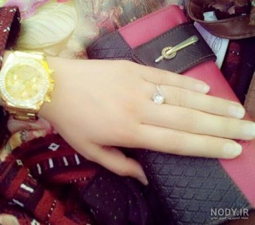  عکس دست دختر بلوچ با گوشی