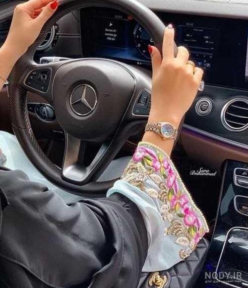  عکس دست دختر بلوچ با گوشی