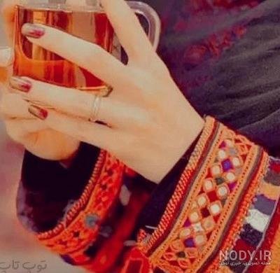  عکس دست دختر بلوچ با گوشی