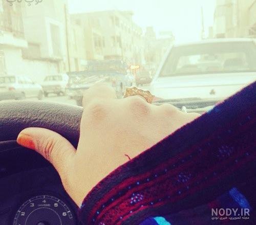  عکس دست دختر بلوچ با گوشی