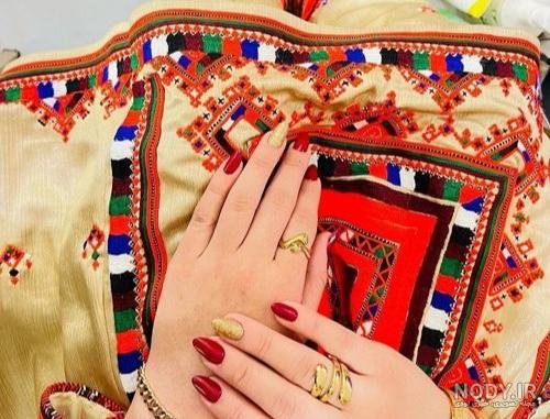  عکس دست دختر بلوچ با گوشی