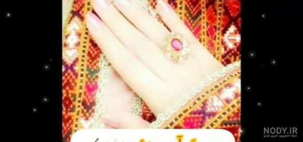  عکس دست دختر بلوچ با گوشی