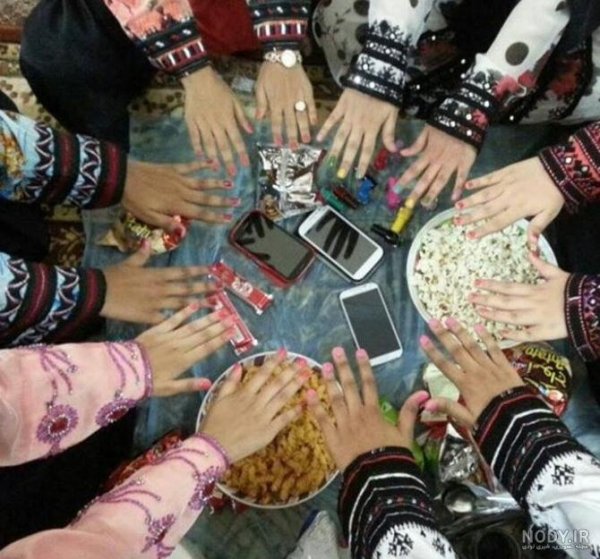 عکس دست دختر بلوچ با گوشی