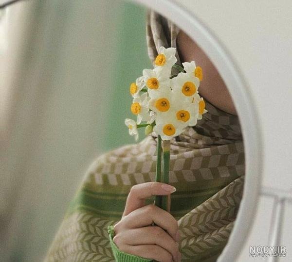  عکس دختر با گل نرگس برای پروفایل